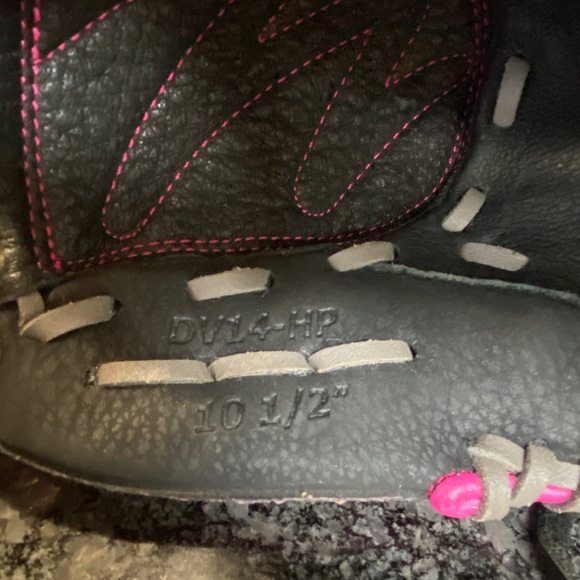 LOUISVILLE SLUGGER DIVA SERIES DV14-HP 10 1/2 LEFT Handed Glove - Picture 11 of 11